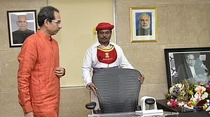 उद्धव ठाकरे ने संभाला CM पद का कार्यभार, विधानसभा में कल हो सकता है फ्लोर टेस्ट
