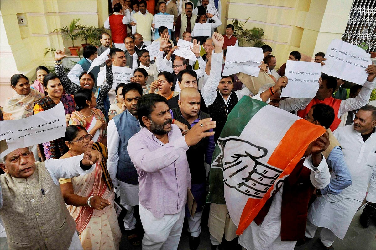 बिहार : कांग्रेसियों पर लाठीचार्ज के खिलाफ विधानसभा में हंगामा, तेजस्वी बोले- लाठी से जनता की आवाज दबा रही सरकार