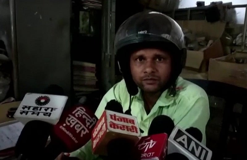 योगी राज में बांदा में बिजली विभाग के कार्मचारी दफ्तर में हेलमेट लगाकर काम करने को मजबूर, ये है वजह