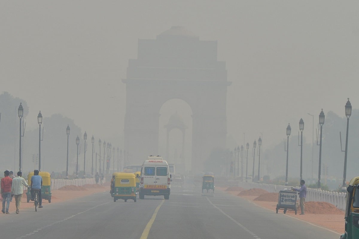 दिल्ली: वायु गुणवत्ता बेहद खतरनाक स्तर पर, धुंध के चलते दर्जनों विमान डायवर्ट, नोएडा में 5 नवंबर तक स्कूल बंद