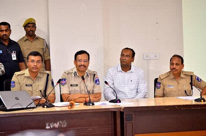 बड़ी खबर LIVE: हैदराबाद गैंगरेप के 72 घंटे बाद जागी सरकार, एक्शन के नाम पर 3 पुलिसकर्मी सस्पेंड