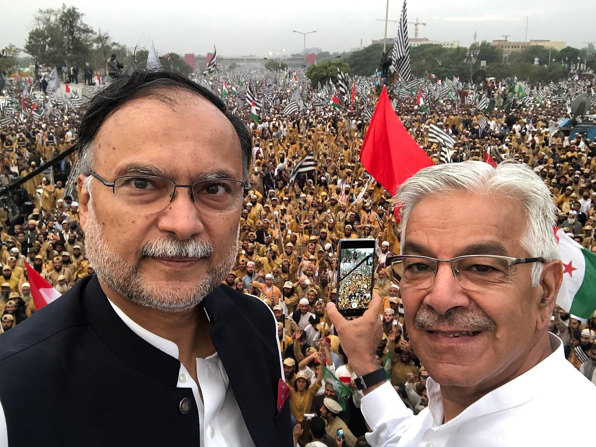 पाक पीएम को सत्ता छोड़ने का मिला अल्टीमेटम, इस्लामाबाद की सड़कों पर प्रदर्शनकारी, आफत में इमरान की जान