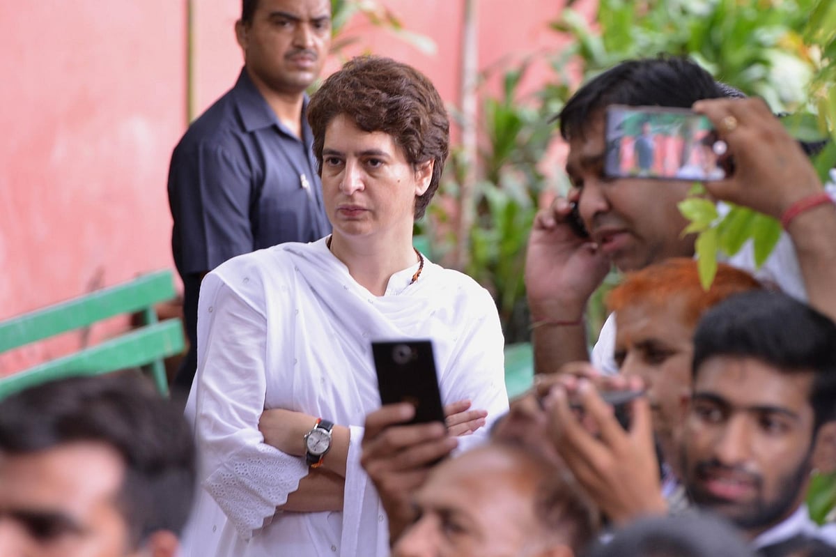 प्रियंका गांधी का अमेठी डीएम पर निशाना,  ‘शर्मनाक व्यवहार आए दिन होता है’, हुआ तबादला