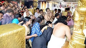सबरीमाला मंदिर के कपाट खुले, केरल पुलिस ने 3 महिलाओं को दर्शन से रोका