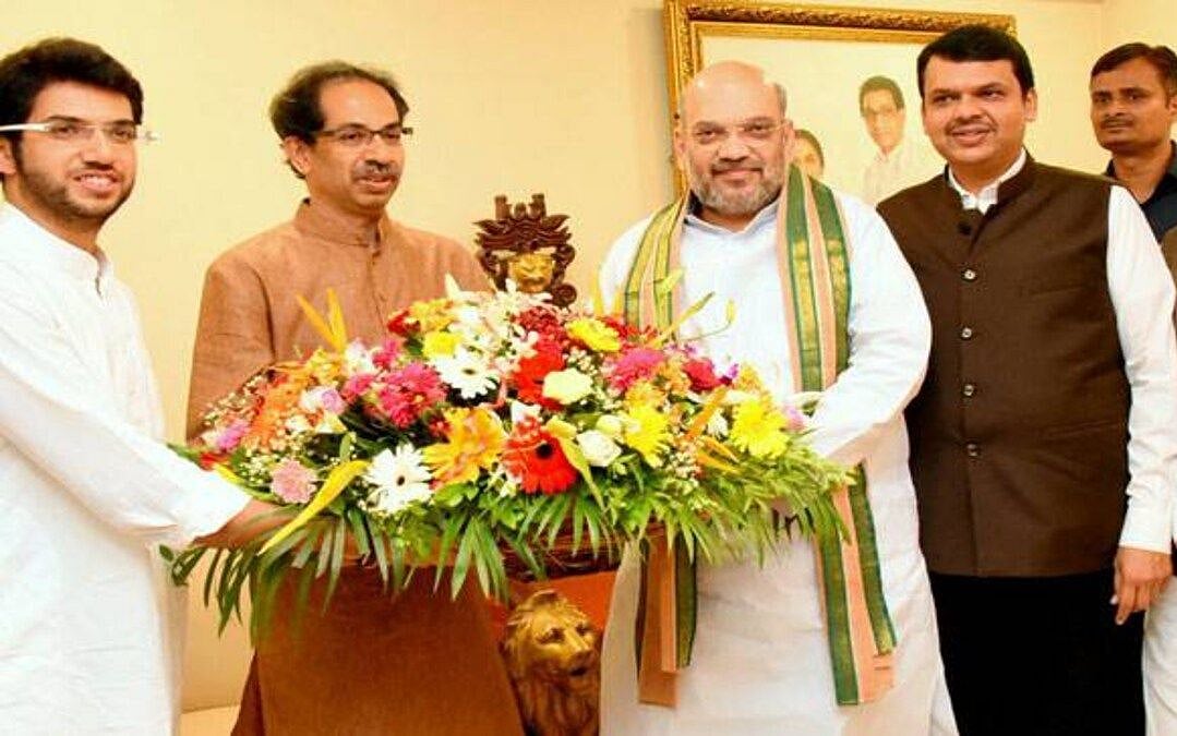  संघ की शरण में पहुंचे सीएम फडणविस, शिवसेना का हमला-दिल्ली की हवा धुंधली, किसी को कुछ नहीं दिख रहा