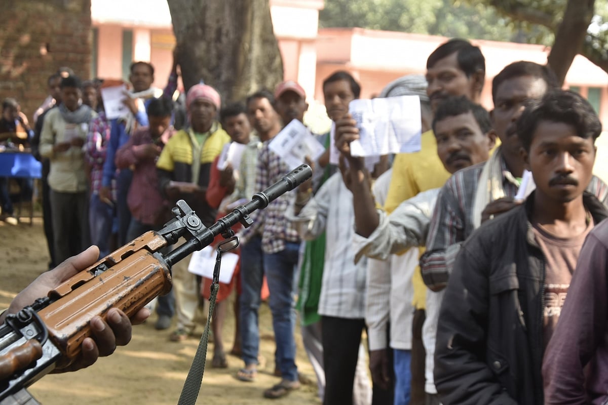 झारखंड चुनाव : मतदान के दौरान गुमला में गोलीबारी, ग्रामीण की मौत, पश्चिम सिंहभूम में नक्सलियों ने बस में लगाई आग
