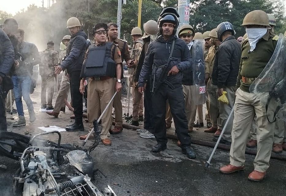 CAA के खिलाफ पूरे उत्तर प्रदेश में उबाल, राजधानी लखनऊ में जबर्दस्त प्रदर्शन, पुलिस ने बरसाई लाठियां