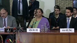 GST बैठकः बंगाल के वित्तमंत्री और अर्थशास्त्री ने मंदी पर जताई चिंता, कहा- अगले बजट में भी नहीं सुधरेंगे हालात