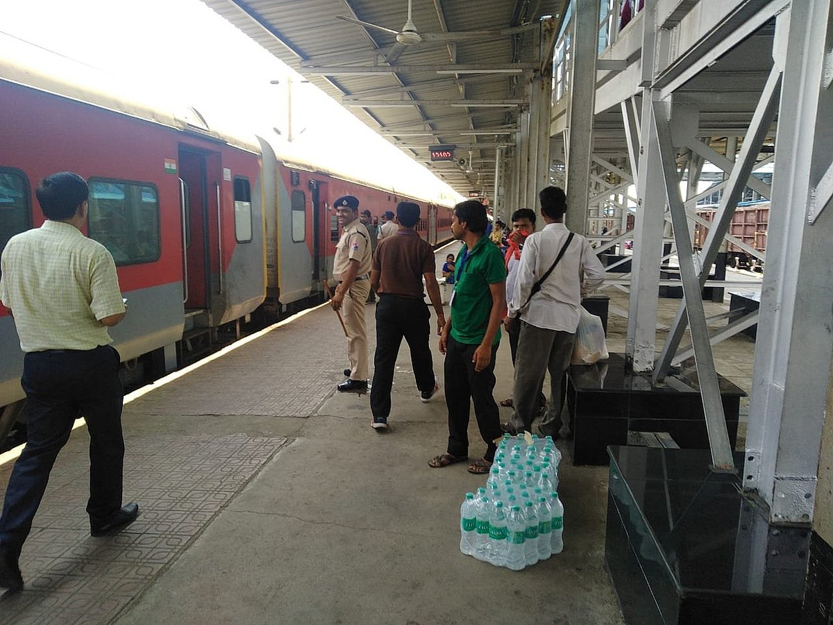 अर्थ जगत की 5 बड़ी खबरें: इन चार स्टेशनों से ट्रेन पर चढ़ने-उतरने के लिए देने होंगे पैसे, 899 रुपये में करें हवाई यात्रा