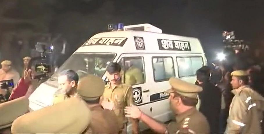 बड़ी खबर LIVE: उन्नाव पहुंचा गैंगरेप पीड़िता का शव, दिल्ली के सफदरजंग अस्पताल में हुई थी मौत