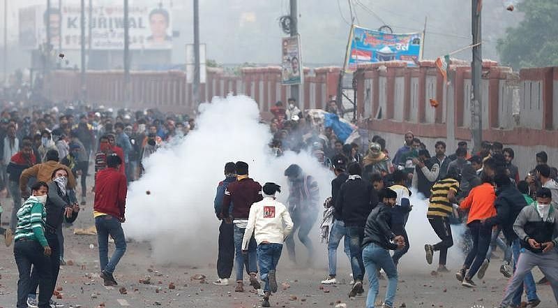 नागरिकता कानून के खिलाफ दिल्ली के सीलमपुर में हिंसक प्रदर्शन, बसों में तोड़फोड़, कई मेट्रो स्टेशन बंद