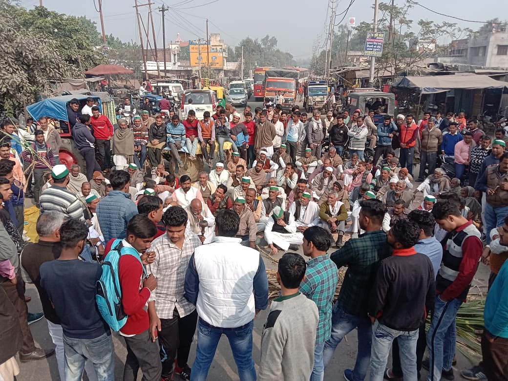 पश्चिमी यूपी में गन्ने के मूल्यों को लेकर भड़का किसानों को गुस्सा, सड़कों पर लगा घंटों जाम 