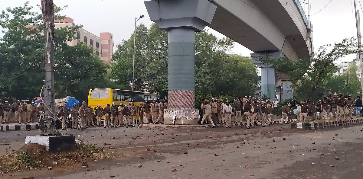 नागरिकता कानून का विरोध कर रहे जामिया छात्रों पर पुलिस का कहर, कई छात्र घायल, कई हिरासत में