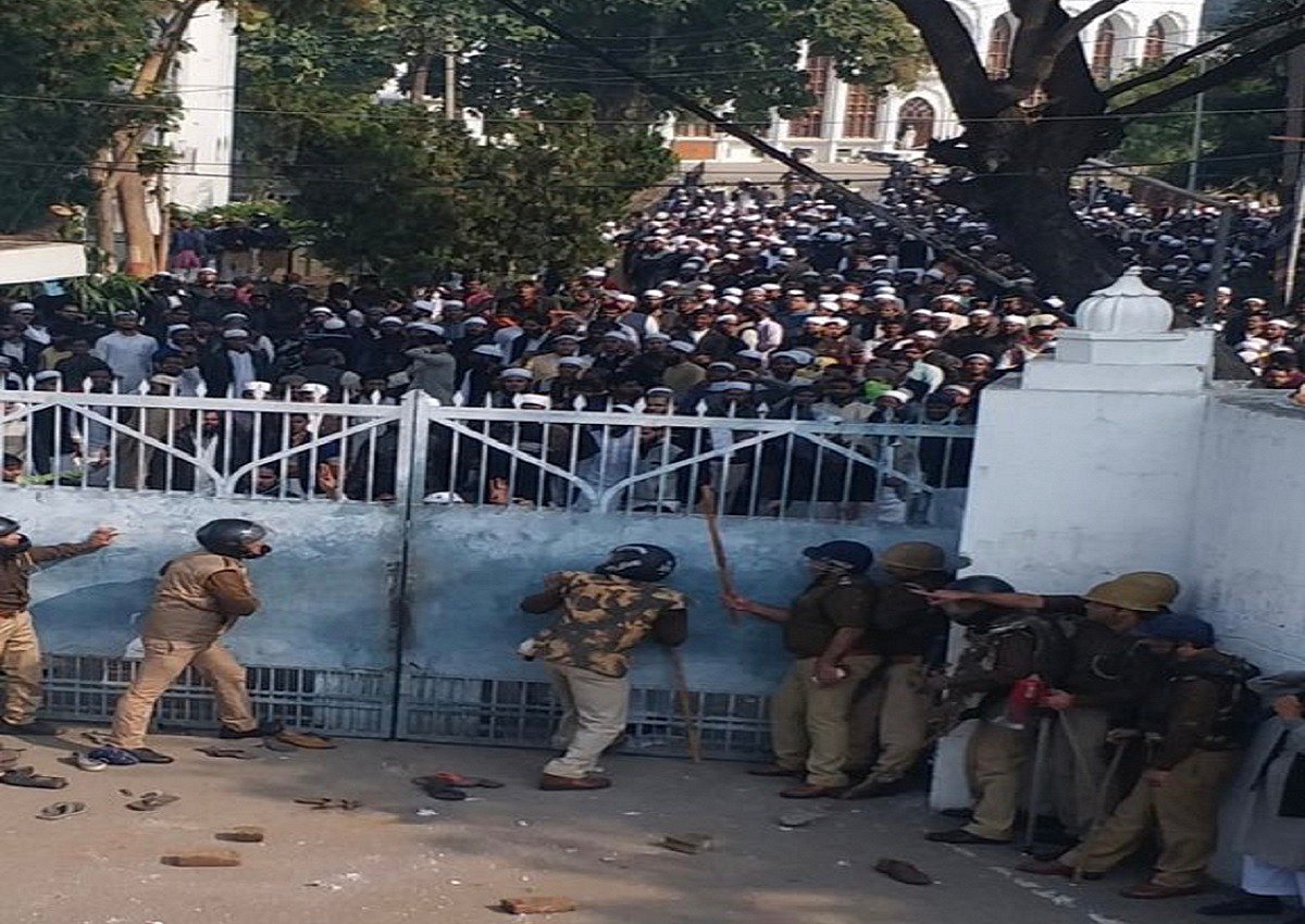 CAA: जामिया में पुलिस की बर्बरता पर AMU के बाद लखनऊ के नदवा कॉलेज में भी छात्रों का प्रदर्शन, पुलिस पर पथराव