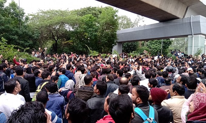 नागरिकता कानून के खिलाफ पूरे भारत में उबाल, बंगाल, बिहार, यूपी से लेकर पंजाब तक विरोध में सड़कों पर उतरे लोग