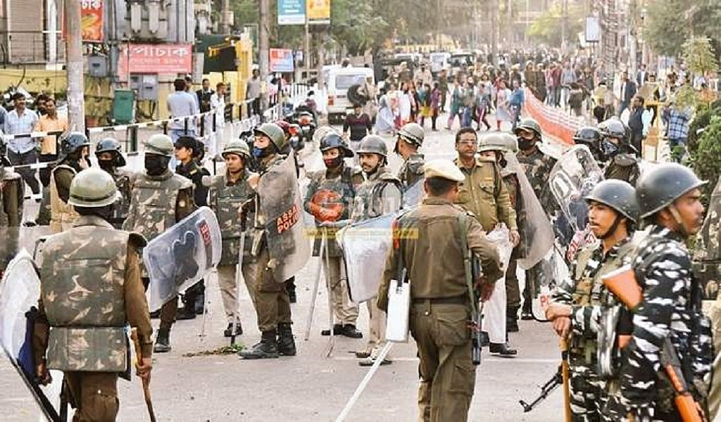 नागरिकता संशोधन कानून पर बवाल के बीच असम के गुवाहाटी और डिब्रूगढ़ में कर्फ्यू में दी गई ढील