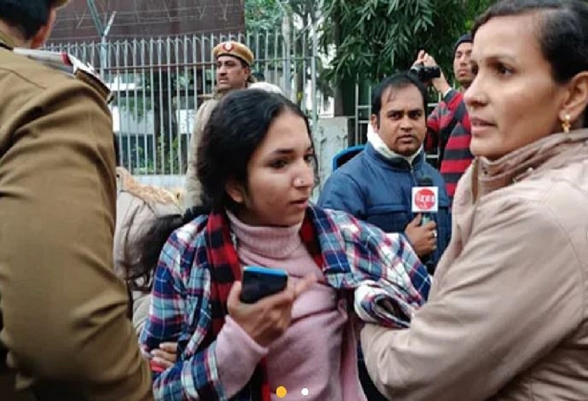 CAA: दिल्ली में यूपी भवन के बाहर प्रदर्शन कर रही छात्राएं हिरासत में ली गईं,  पुलिस पर बर्बरता का आरोप