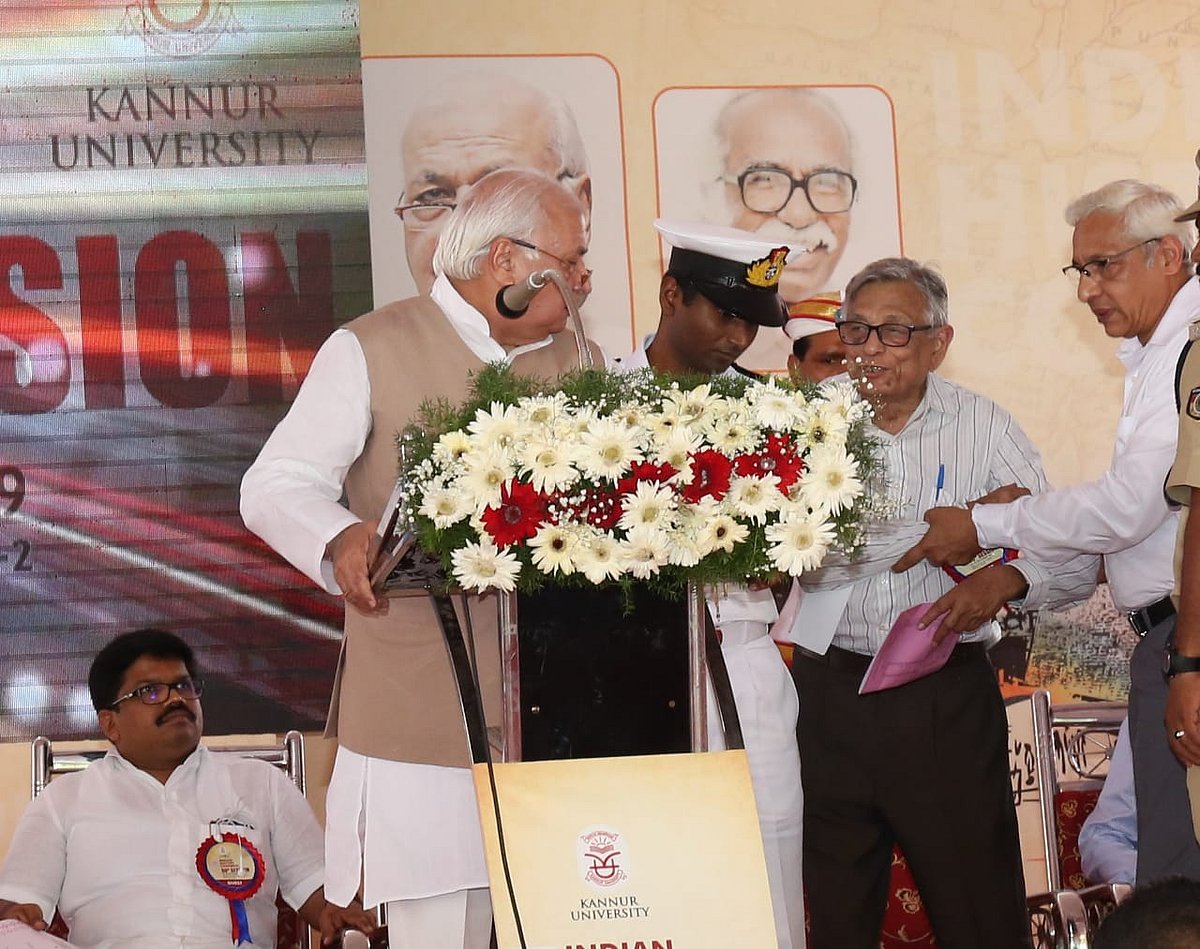 केरल राज्यपाल का इतिहास कांग्रेस में भारी विरोध, भड़कते हुए इतिहासकारों को ही बाहर करने की दी धमकी  