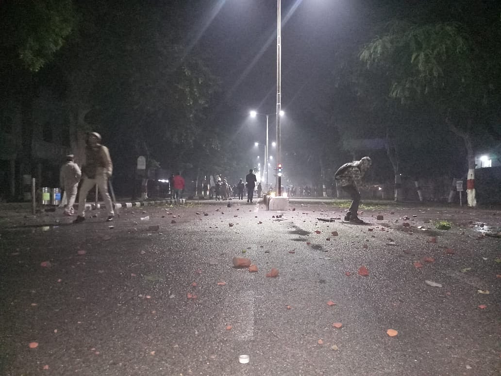 नागरिकता संशोधन कानून के खिलाफ देश भर में बवाल, पूरे उत्तर प्रदेश में धारा 144 लागू