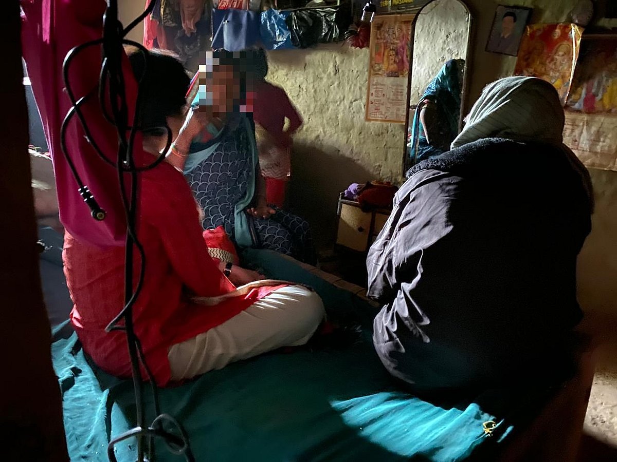 उन्नाव गैंगरेप पीड़ित के परिवार ने प्रियंका गांधी को बताई आपबीती- एक साल से प्रताड़ित कर रहे थे आरोपी 