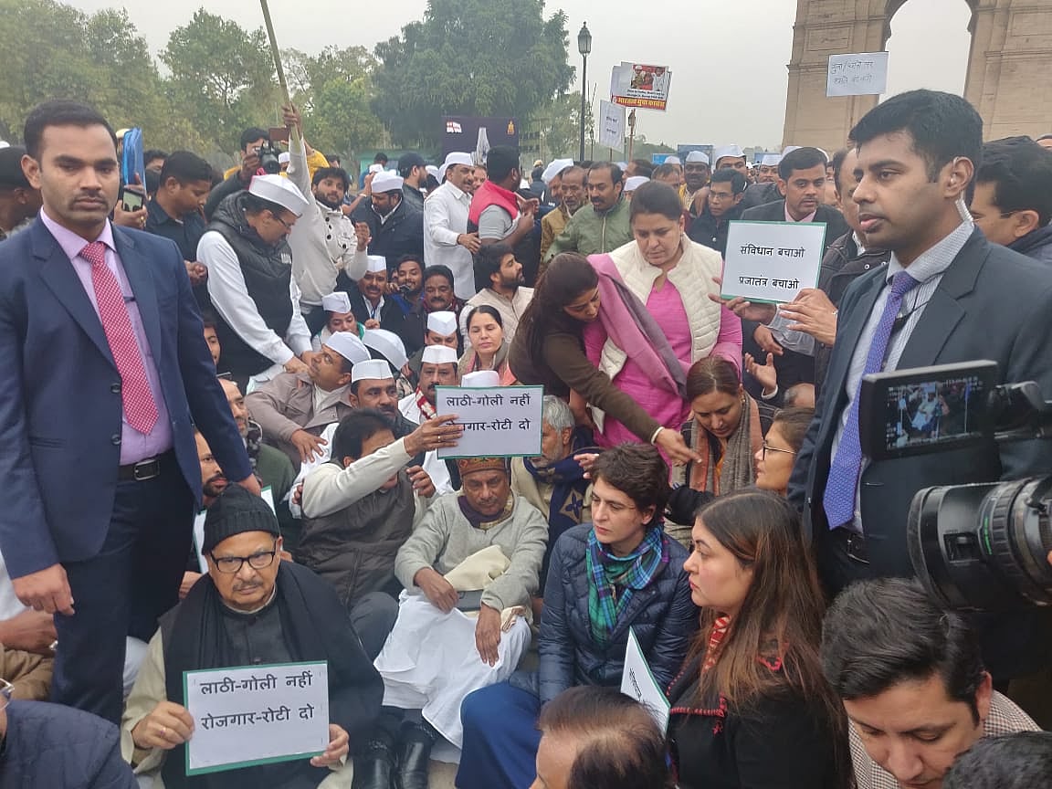 छात्रों पर बर्बरता के खिलाफ प्रियंका गांधी का धरना, इंडिया गेट से बोलीं- ये देश की आत्मा पर हमला