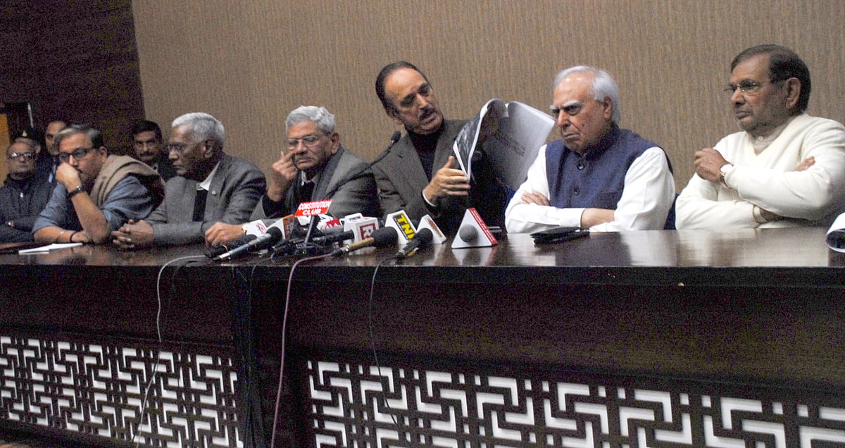 जामिया में छात्रों पर बर्बरता के लिए विपक्ष ने मोदी सरकार को ठहराया जिम्मेदार, पूछा- कैंपस में कैसे घुसी पुलिस?