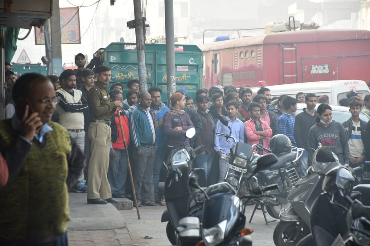 दिल्ली अग्निकांड के बाद बिहार के गांवों में मातम! परिजनों को पार्थिव शरीर का इंतजार