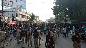 उत्तर प्रदेश: CAA के खिलाफ प्रदर्शन जारी, लखनऊ समेत इन 13 जिलों में इंटरनेट और SMS सेवा पर लगी रोक