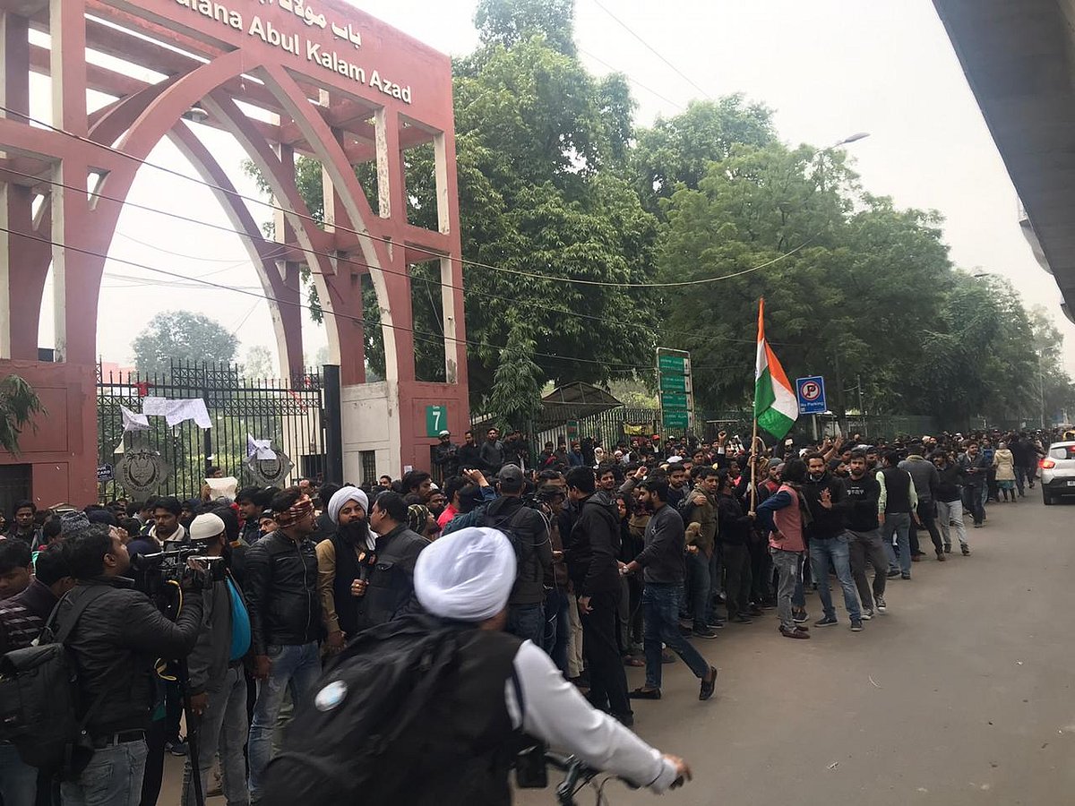 जामिया-AMU में पुलिस की बर्बरता पर कल सुनवाई करेगा सुप्रीम कोर्ट, धरने पर फिर बैठे छात्र, जानें अब तक का अपडेट