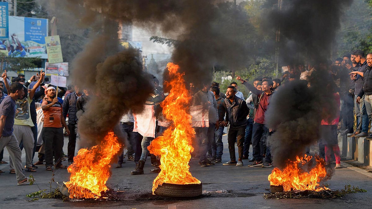 नागरिकता बिल पर पूर्वोत्तर में बड़ा बवाल, बीजेपी नेताओं के घरों पर हमले, जानें कोर्ट से लेकर सड़क तक का पूरा अपडेट