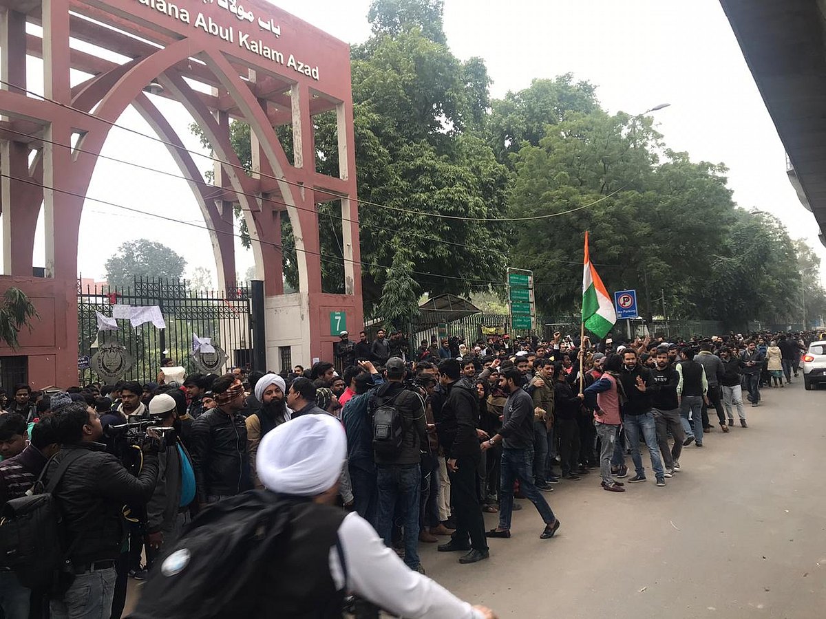 जामिया-AMU में पुलिस की बर्बरता पर कल सुनवाई करेगा सुप्रीम कोर्ट, धरने पर फिर बैठे छात्र, जानें अब तक का अपडेट