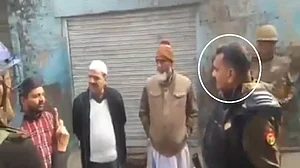 CAA: मेरठ के एसपी सिटी की प्रदर्शनकारियों को धमकी, कहा- चले जाओ पाक, वरना मैं छोड़ूंगा नहीं, नानी तक पहुंचता हूं