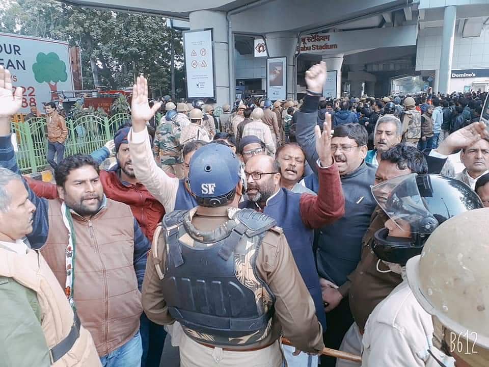 CAA के खिलाफ पूरे उत्तर प्रदेश में उबाल, राजधानी लखनऊ में जबर्दस्त प्रदर्शन, पुलिस ने बरसाई लाठियां