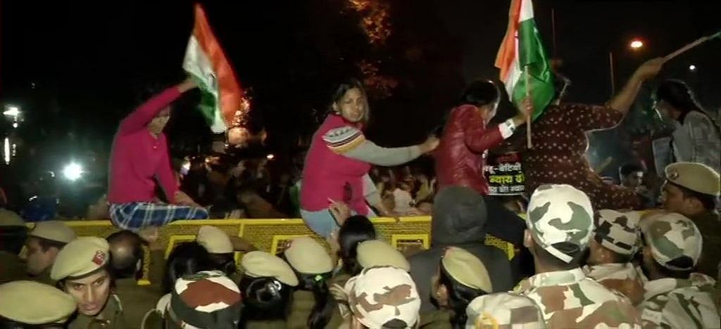 रेप कल्चर के खिलाफ उन्नाव से दिल्ली तक सड़कों पर उतरे लोग, राजधानी में  पुलिस से  भिड़ंत, कई लड़कियां घायल