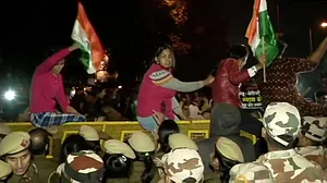 रेप कल्चर के खिलाफ उन्नाव से दिल्ली तक सड़कों पर उतरे लोग, राजधानी में पुलिस से भिड़ंत, कई लड़कियां घायल