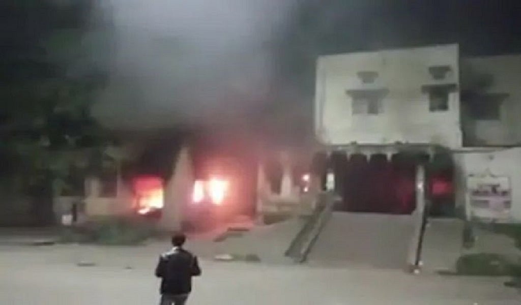 बंगाल में नागरिकता संशोधन कानून के खिलाफ बड़ा बवाल, प्रदर्शनकारियों ने रेलवे स्टेशन को किया आग के हवाले