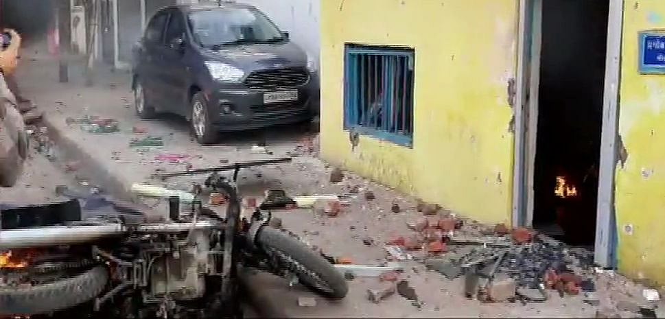 CAA के खिलाफ पूरे उत्तर प्रदेश में उबाल, राजधानी लखनऊ में जबर्दस्त प्रदर्शन, पुलिस ने बरसाई लाठियां