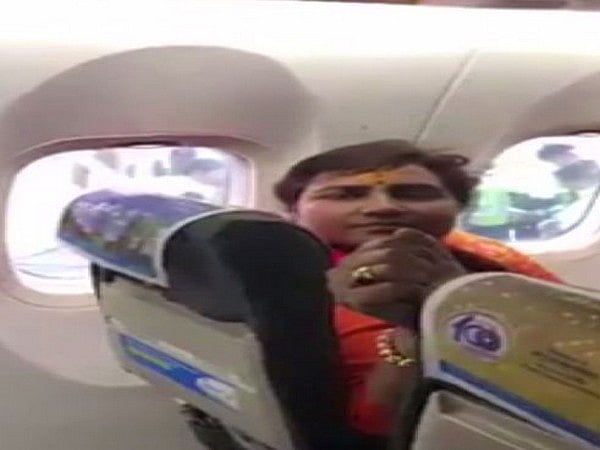 Video: फ्लाइट में BJP सांसद प्रज्ञा ठाकुर की मनमानी पर भड़के यात्री, कहा- शर्म करो