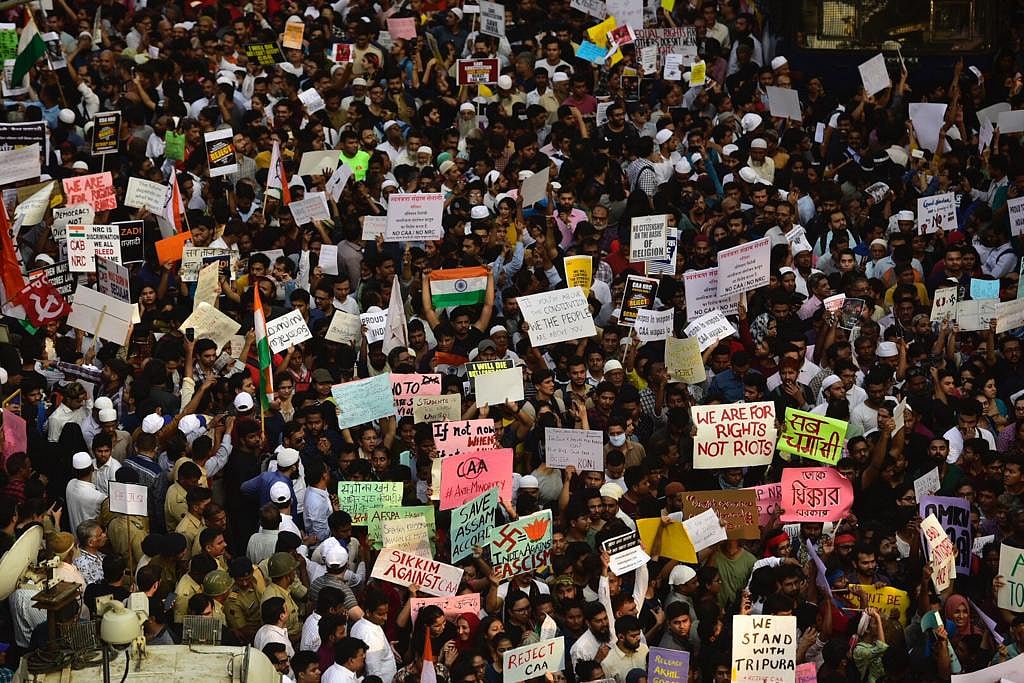 CAA के खिलाफ देश भर में प्रदर्शन, मुंबई में उमड़ा जनसैलाब, कई सितारे भी उतरे विरोध में