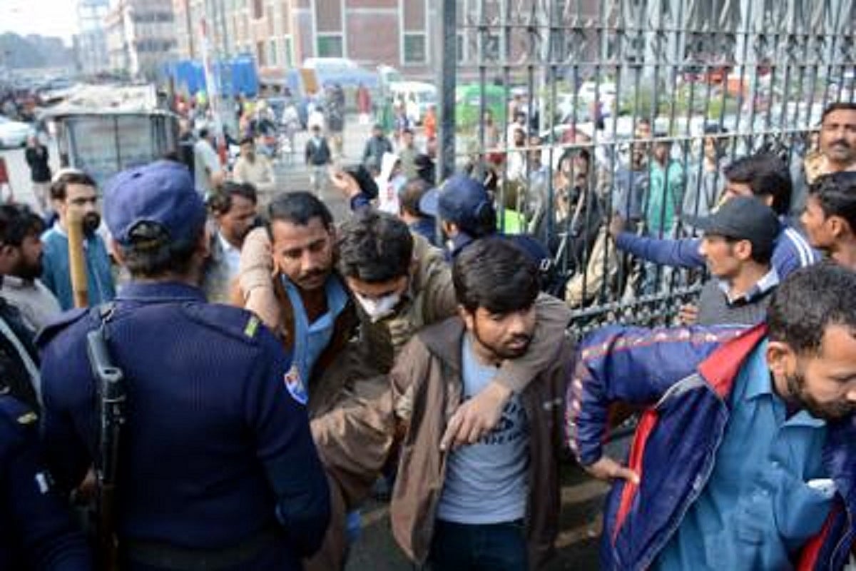पाकिस्तानः लाहौर के अस्पताल पर वकीलों का हमला, हिंसक प्रदर्शन में अब तक 5 की मौत, 250 वकीलों पर केस दर्ज