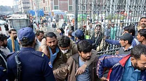 पाकिस्तानः लाहौर के अस्पताल पर वकीलों का हमला, हिंसक प्रदर्शन में अब तक 5 की मौत, 250 वकीलों पर केस दर्ज