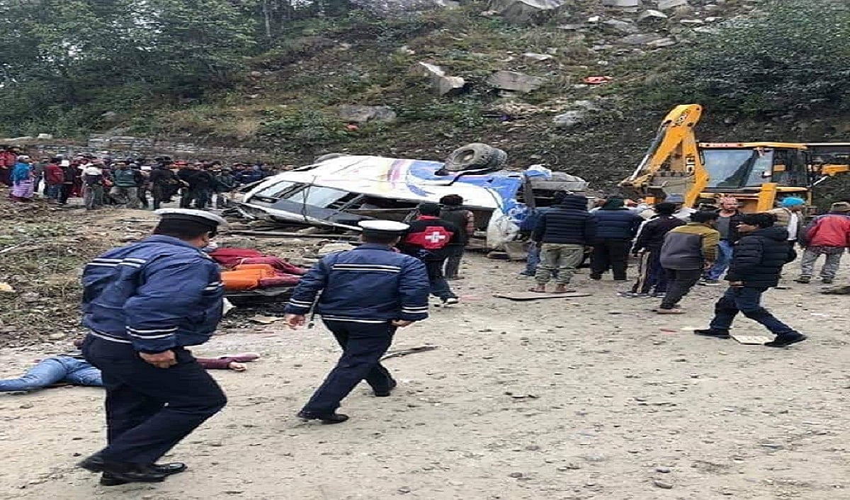 नेपाल: भीषण सड़क हादसे में 14 तीर्थयात्रियों की दर्दनाक मौत,19 घायल