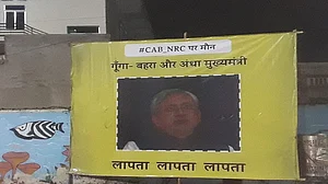 CAA-NRC: पटना की सड़कों पर लगे नीतीश के पोस्टर, लिखा- गूंगा-बहरा और अंधा सीएम, दिखें तो कृपया बिहार को लौटाएं
