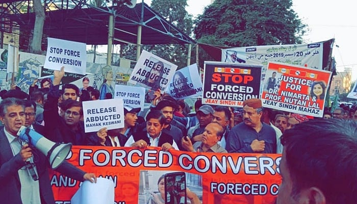 दुनिया की 5 बड़ी खबरें: पाकिस्तान में हिंदू युवती के धर्मांतरण के खिलाफ प्रदर्शन, पाक के मंत्री ने भारत को दी धमकी