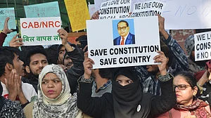 नागरिकता कानून के खिलाफ देश भर में प्रदर्शन, कर्नाटक और यूपी में धारा 144 लागू, सैकड़ों लोग हिरासत में लिए गए