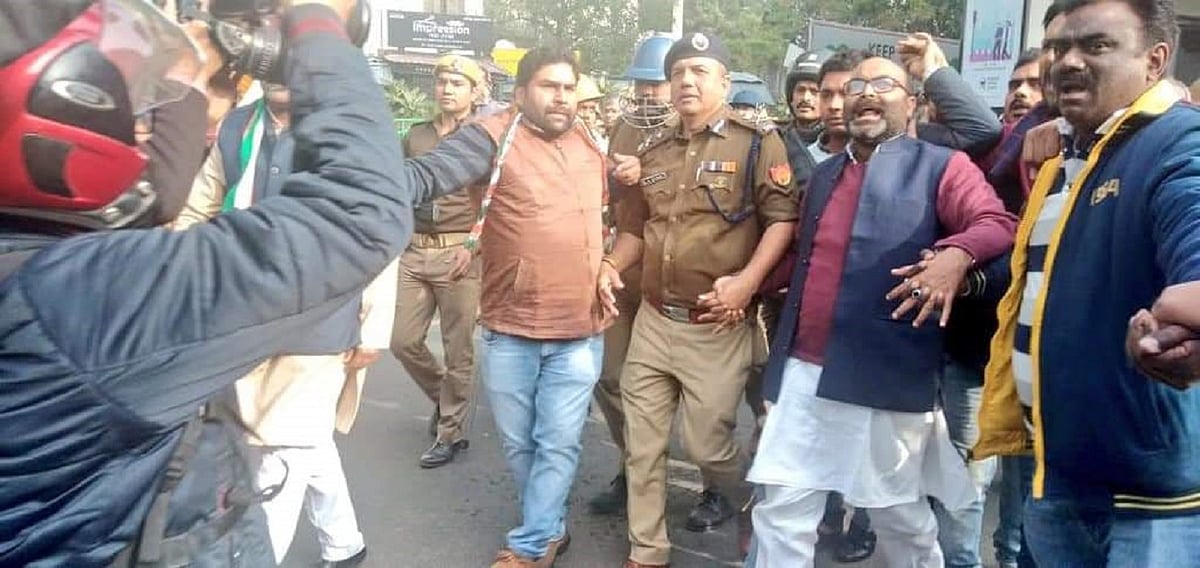 CAA Protest: उत्तर प्रदेश में हिरासत में लिए गए 3000 लोग, समाजवादी पार्टी के सांसद समेत 7 नेताओं पर FIR