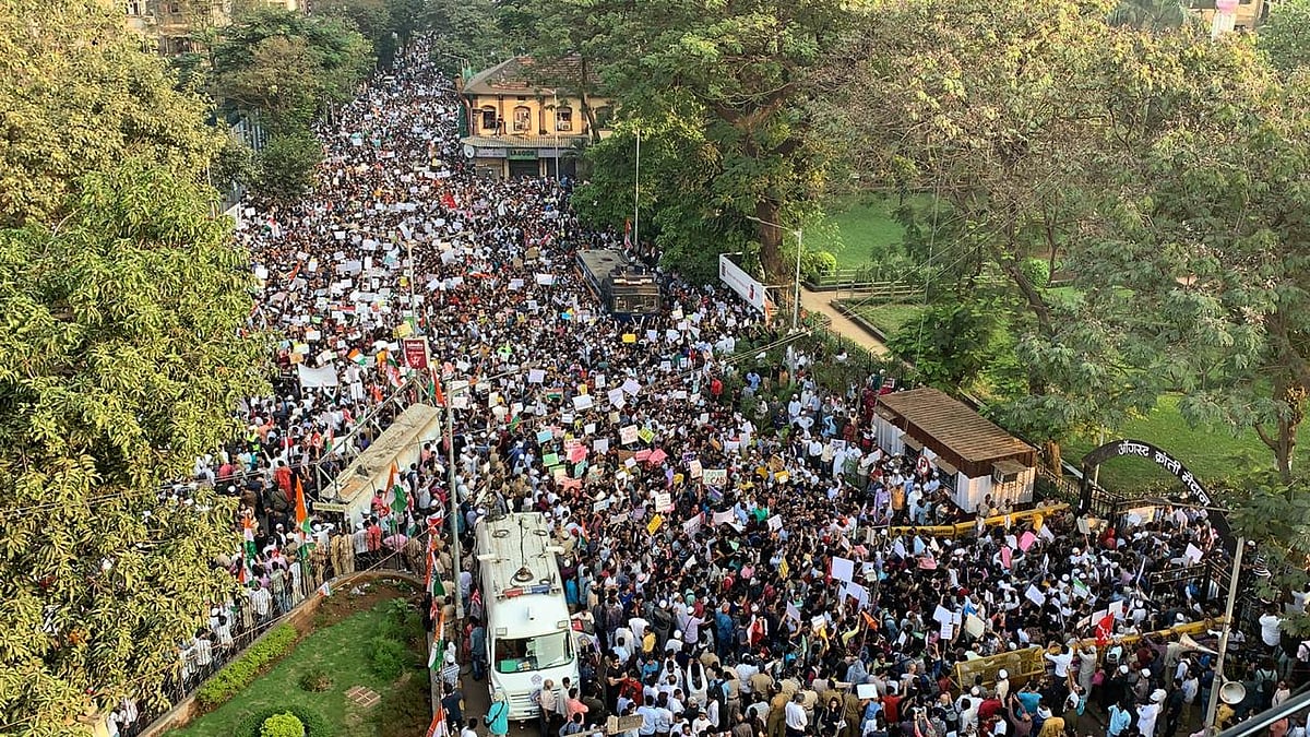 CAA के खिलाफ देश भर में प्रदर्शन, मुंबई में उमड़ा जनसैलाब, कई सितारे भी उतरे विरोध में