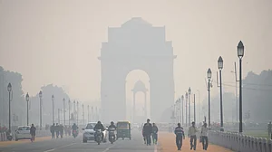 कड़ाके की ठंड से दिल्ली में बढ़ी ठिठुरन, सर्दी ने फिर तोड़ा रिकॉर्ड, कोहरे की वजह से कई ट्रेनें लेट