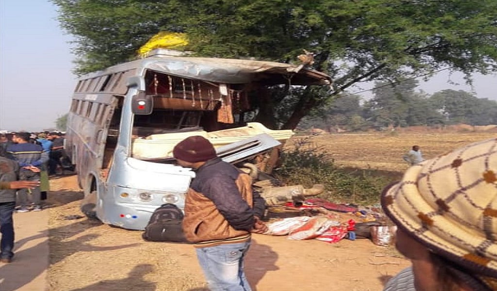 मध्य प्रदेश: जबलपुर में ट्रक और बस की भीषण टक्कर में 6 लोगों की दर्दनाक मौत, 18 से ज्यादा घायल