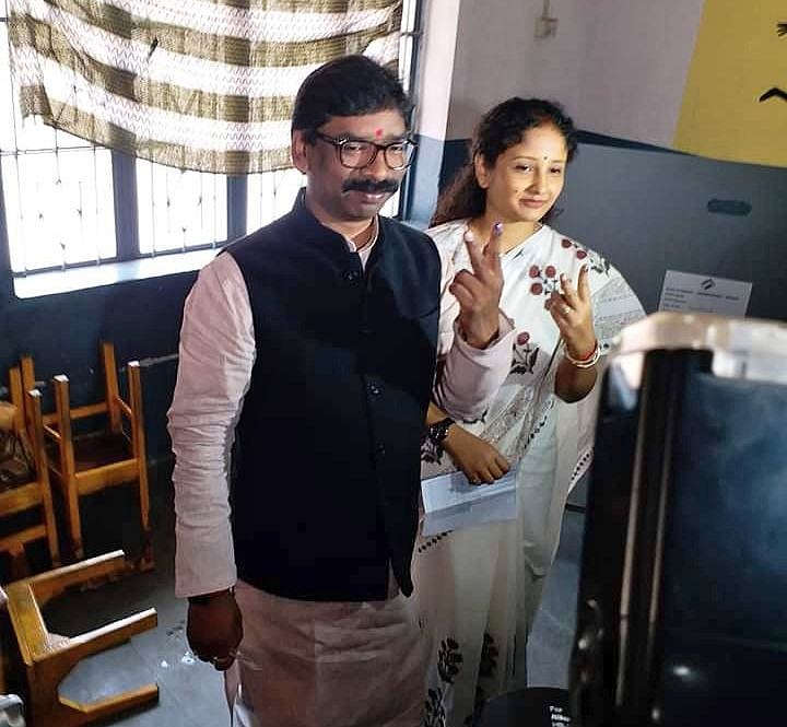 झारखंड विधानसभा चुनाव LIVE: सभी 17 सीटों पर मतदान खत्म, शाम 5 बजे तक 61.93% वोटिंग 